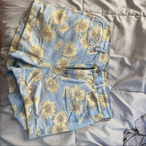 Size 12 American Eagle Sunflower Mom Shorts